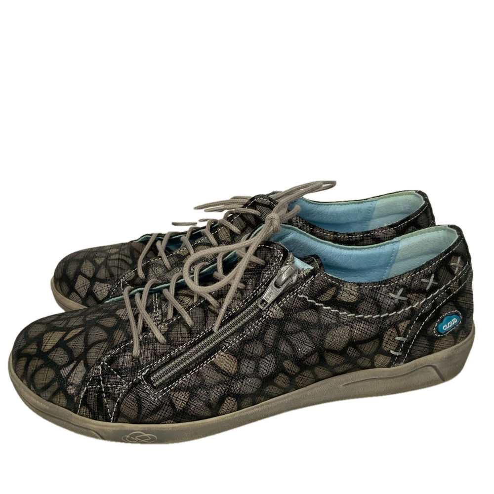 Cloud super comfortable sneakers.
